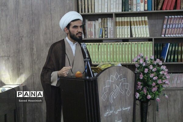 تجلیل از دانش‌آموزان برتر دبیرستان امام علی بن ابی طالب(ع)