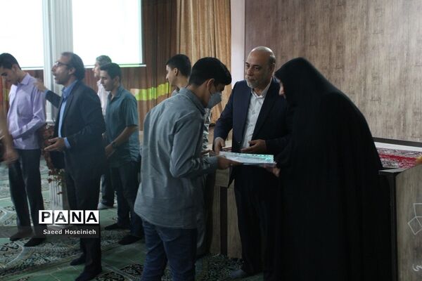تجلیل از دانش‌آموزان برتر دبیرستان امام علی بن ابی طالب(ع)