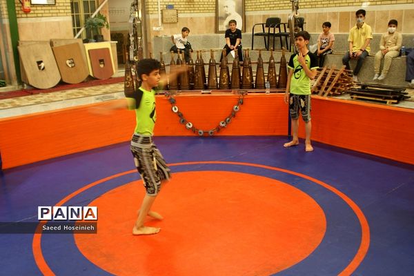 اجرای حرکات ورزش زورخانه‌ای تیم منتخب دانش‌آموزی استان قم