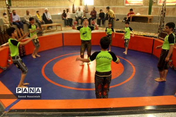 اجرای حرکات ورزش زورخانه‌ای تیم منتخب دانش‌آموزی استان قم