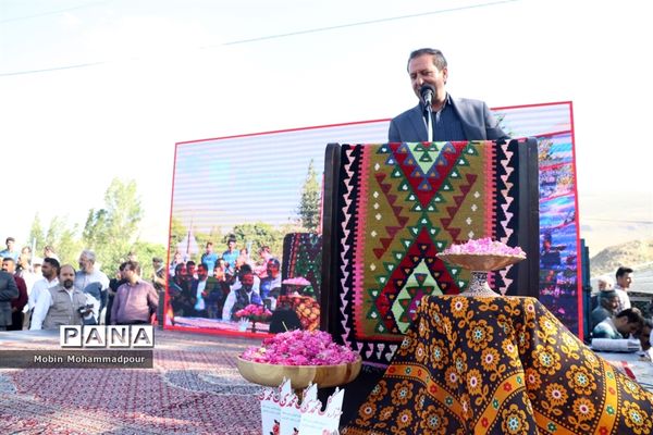 دهمین جشنواره گل محمدی در روستای آمقان بخش عنصرود
