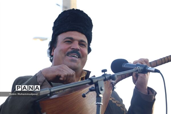 دهمین جشنواره گل محمدی در روستای آمقان بخش عنصرود