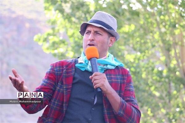 دهمین جشنواره گل محمدی در روستای آمقان بخش عنصرود