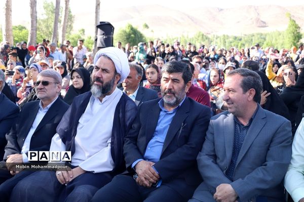 دهمین جشنواره گل محمدی در روستای آمقان بخش عنصرود