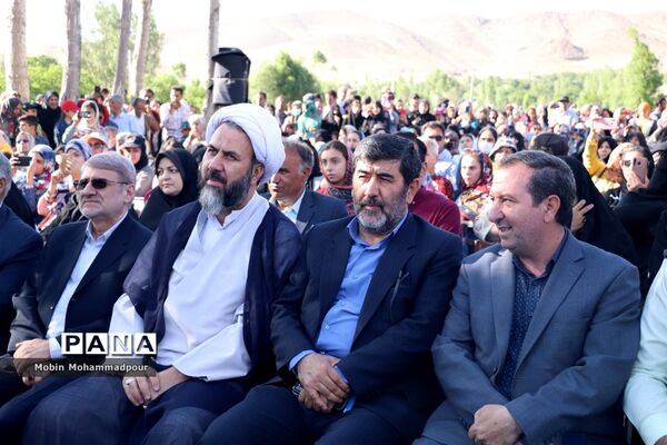 دهمین جشنواره گل محمدی در روستای آمقان بخش عنصرود