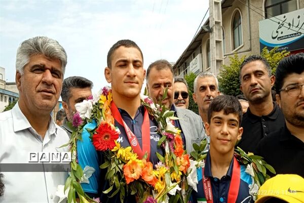 استقبال مردم شهرستان نور از قهرمانان کشتی آزاد آسیا