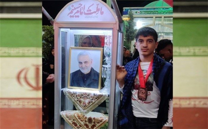 دانش‌آموز کشتی‌گیر بهبهانی اولین مدال آسیایی خود را به شهید سلیمانی تقدیم کرد