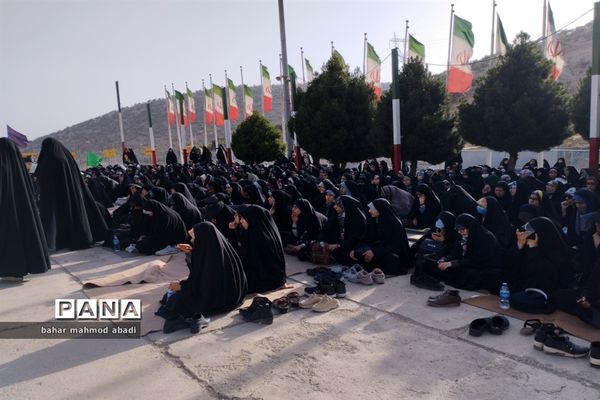 حضور دانش‌آموزان در یادواره شهدای دانش‌آموزی بازی دراز