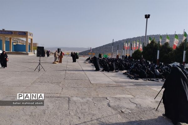 حضور دانش‌آموزان در یادواره شهدای دانش‌آموزی بازی دراز