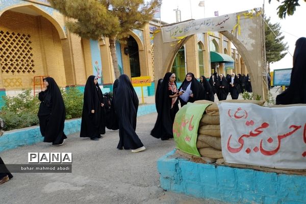 حضور دانش‌آموزان در یادواره شهدای دانش‌آموزی بازی دراز