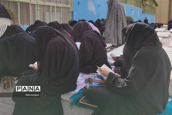 دعای عرفه در گلستان شهدای اصفهان