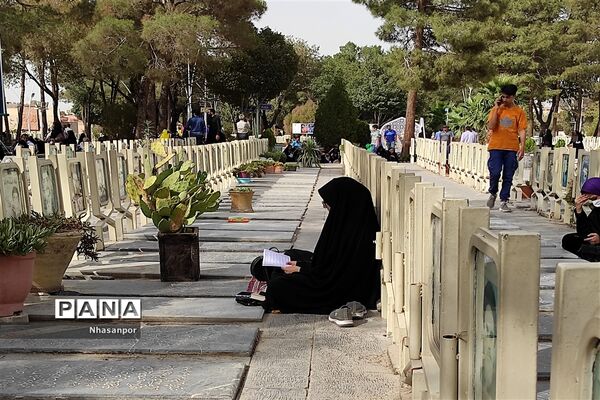 دعای عرفه در گلستان شهدای اصفهان