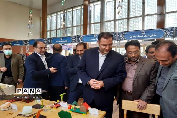 بازدید مدیرکل آموزش و پرورش شهر تهران از نمایشگاه دستاوردها و دست سازه‌های دانش‌آموزی