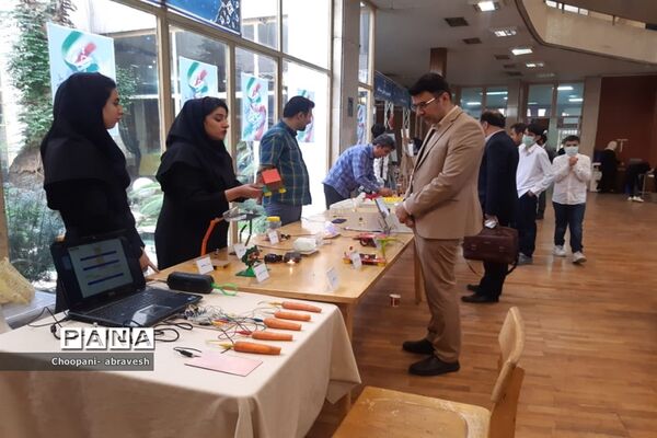 بازدید مدیرکل آموزش و پرورش شهر تهران از نمایشگاه دستاوردها و دست سازه‌های دانش‌آموزی