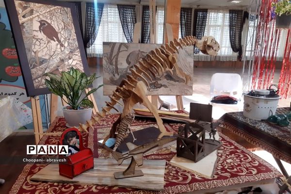 بازدید مدیرکل آموزش و پرورش شهر تهران از نمایشگاه دستاوردها و دست سازه‌های دانش‌آموزی