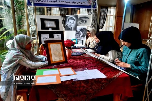 بازدید مدیرکل آموزش و پرورش شهر تهران از نمایشگاه دستاوردها و دست سازه‌های دانش‌آموزی