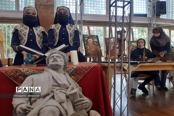 بازدید مدیرکل آموزش و پرورش شهر تهران از نمایشگاه دستاوردها و دست سازه‌های دانش‌آموزی