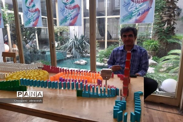 بازدید مدیرکل آموزش و پرورش شهر تهران از نمایشگاه دستاوردها و دست سازه‌های دانش‌آموزی