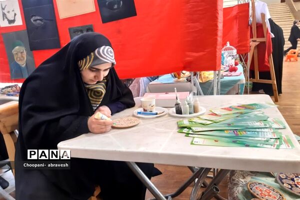 بازدید مدیرکل آموزش و پرورش شهر تهران از نمایشگاه دستاوردها و دست سازه‌های دانش‌آموزی