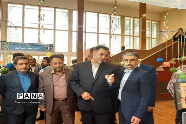 بازدید مدیرکل آموزش و پرورش شهر تهران از نمایشگاه دستاوردها و دست سازه‌های دانش‌آموزی