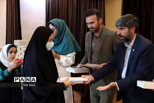 تقدیر از برگزیدگان جشنواره فرهنگی هنری فردا در آباده