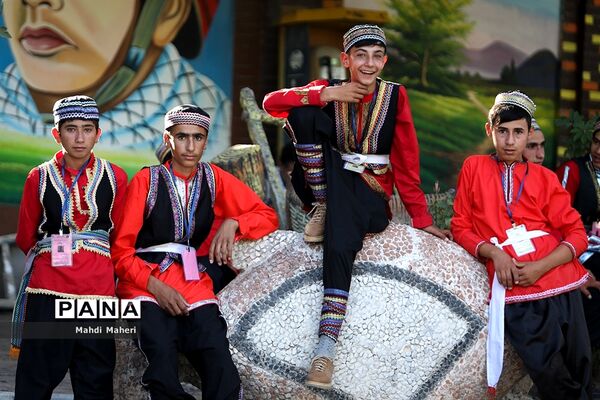 مراسم استقبال از دانش‌آموزان شرکت کننده در اردوی سراسری عشایر پسر در مشهد مقدس