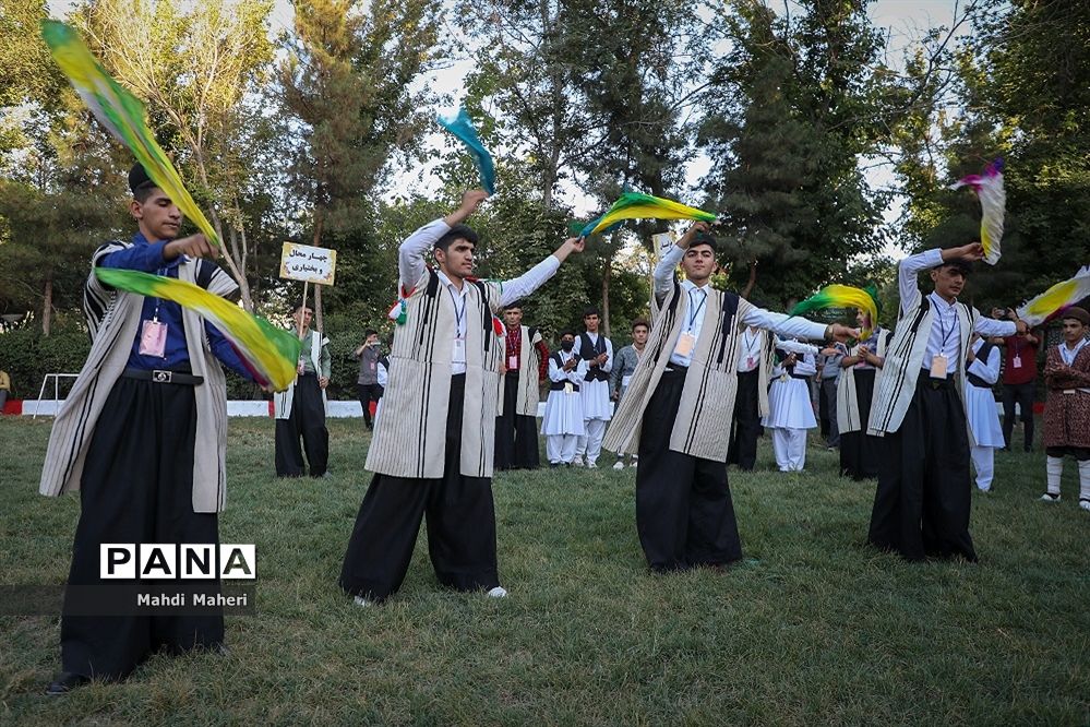 مراسم استقبال از دانش‌آموزان شرکت کننده در اردوی سراسری عشایر پسر در مشهد مقدس