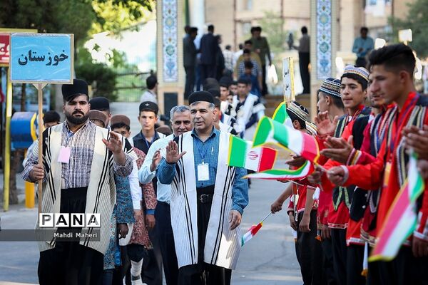 مراسم استقبال از دانش‌آموزان شرکت کننده در اردوی سراسری عشایر پسر در مشهد مقدس