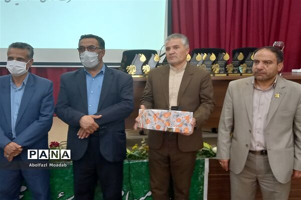 تجلیل از تولیدکنندگان بخش کشاورزی کاشمر و کوهسرخ