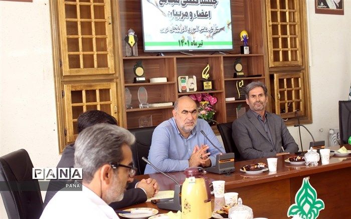 مجامع اعضاء و مربیان، هدایت‌گران و مشاوران سازمان دانش‌آموزی هستند