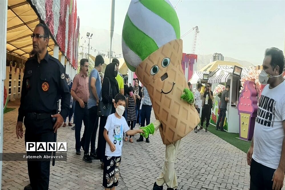 برگزاری جشنواره بستنی و شاه توت در بوستان آب و آتش