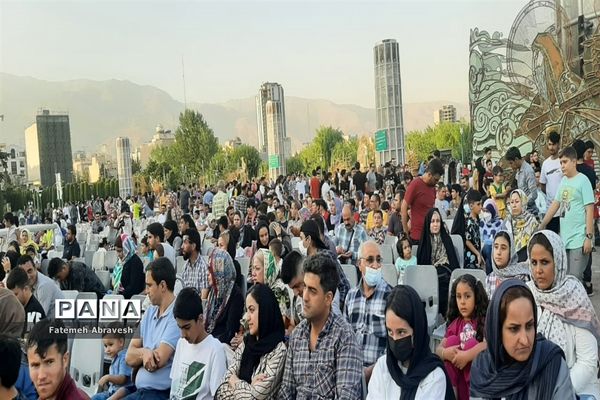 برگزاری جشنواره بستنی و شاه توت در بوستان آب و آتش