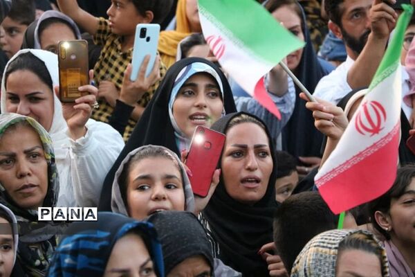 اجرای سرود ۵۰۰۰ تفری سلام فرمانده در شهرستان نظر آباد