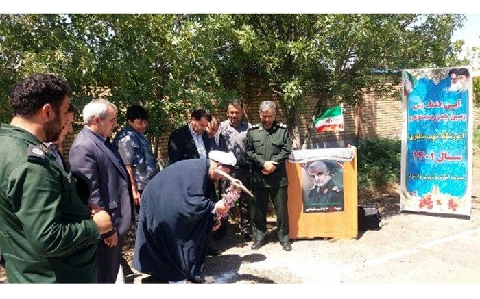 کلنگ‌زنی زمین چمن مصنوعی (فوتسال) آموزشگاه شهید مطهری شهرستان مرزی بیله سوار