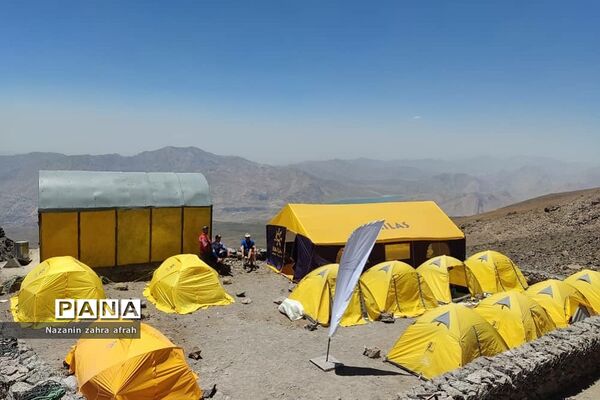 صعود خبرنگار پانای رودهن، به بام ایران
