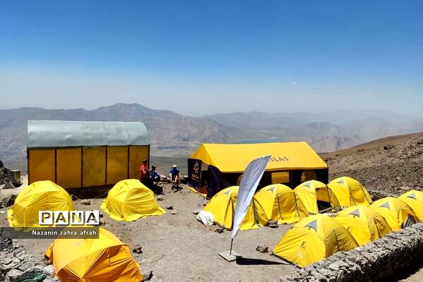 صعود خبرنگار پانای رودهن، به بام ایران