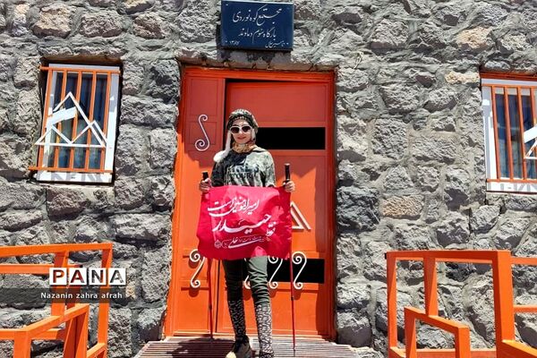 صعود خبرنگار پانای رودهن، به بام ایران