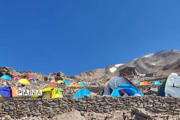 صعود خبرنگار پانای رودهن، به بام ایران