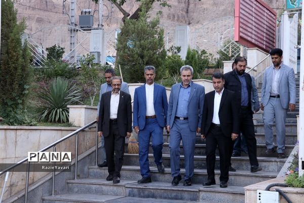 ادای احترام مدیرکل آموزش و پرورش استان به مقام سردار قاسم سلیمانی