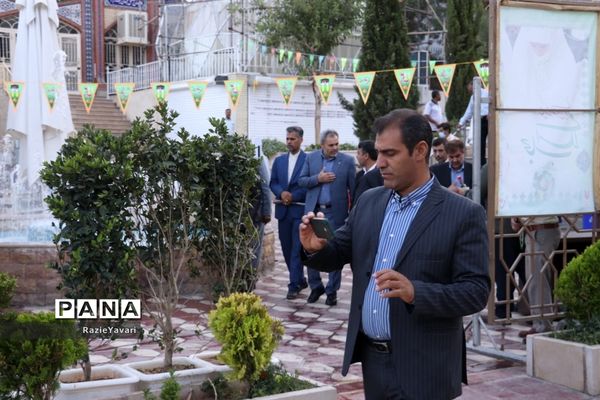 ادای احترام مدیرکل آموزش و پرورش استان به مقام سردار قاسم سلیمانی