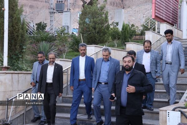 ادای احترام مدیرکل آموزش و پرورش استان به مقام سردار قاسم سلیمانی