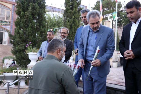 ادای احترام مدیرکل آموزش و پرورش استان به مقام سردار قاسم سلیمانی