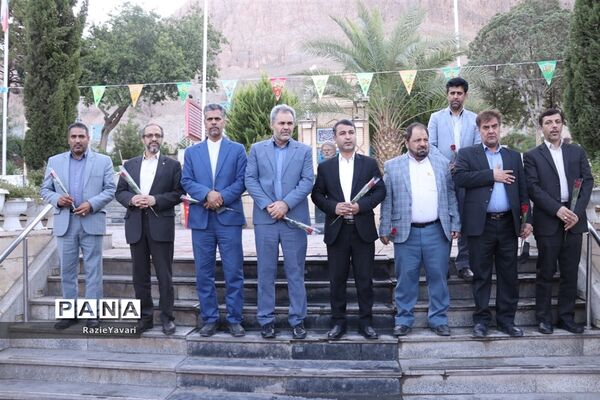 ادای احترام مدیرکل آموزش و پرورش استان به مقام سردار قاسم سلیمانی