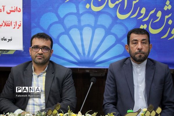 نشست هم‌اندیشی دانش‌آموزان تراز انقلاب اسلامی استان بوشهر