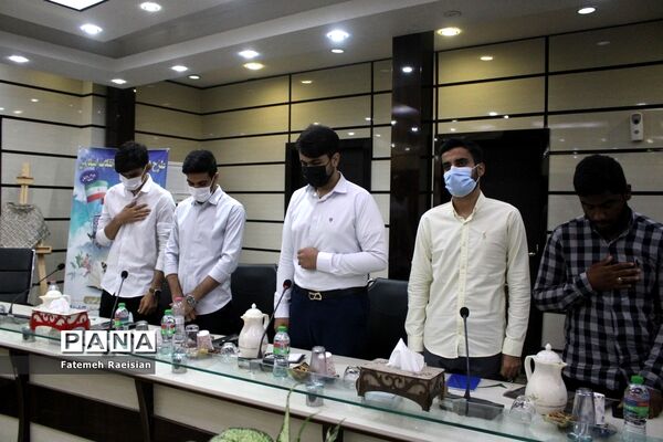نشست هم‌اندیشی دانش‌آموزان تراز انقلاب اسلامی استان بوشهر