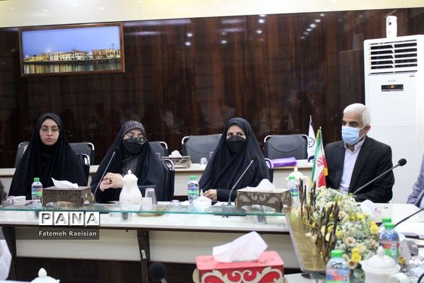 نشست هم‌اندیشی دانش‌آموزان تراز انقلاب اسلامی استان بوشهر