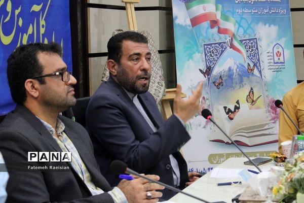 نشست هم‌اندیشی دانش‌آموزان تراز انقلاب اسلامی استان بوشهر