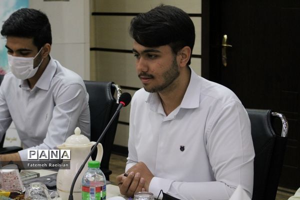 نشست هم‌اندیشی دانش‌آموزان تراز انقلاب اسلامی استان بوشهر