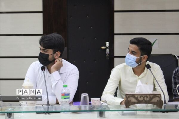 نشست هم‌اندیشی دانش‌آموزان تراز انقلاب اسلامی استان بوشهر