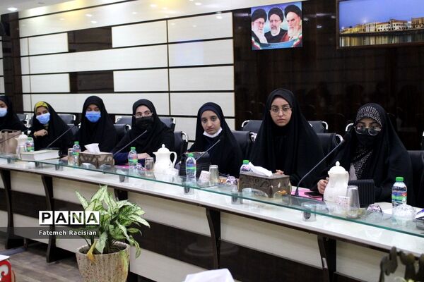 نشست هم‌اندیشی دانش‌آموزان تراز انقلاب اسلامی استان بوشهر